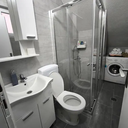 Stan Na Dan - Lara Pale